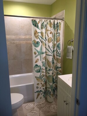 Combined shower/bathtub, towels, soap, shampoo