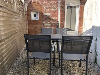 #CosyCorbie Townhouse with courtyard 11 minutes from Amiens center