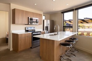 Een koelkast, een microgolfoven, een oven, een kookplaat