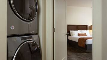 Schreibtisch, Bügeleisen/Bügelbrett, kostenloses WLAN, Bettwäsche