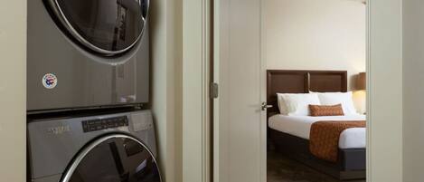 Escritorio, tabla de planchar con plancha, wifi gratis y ropa de cama