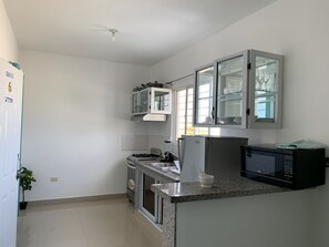 Mikrobølgeovn, kaffe-/temaskine, brødrister, blender