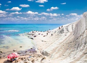 Beach - Apartment - Sleeps 12, Free Parking & Pet Friendly (Realmonte)