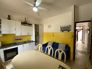 Apartamento | Cocina privada | Frigorífico, microondas, horno y placa de cocina