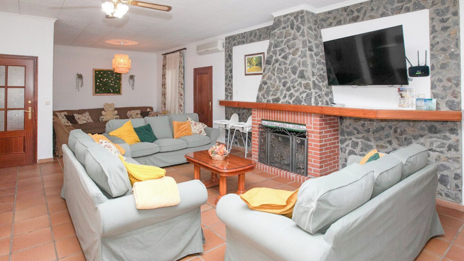 Una televisión, una chimenea, un reproductor de DVD