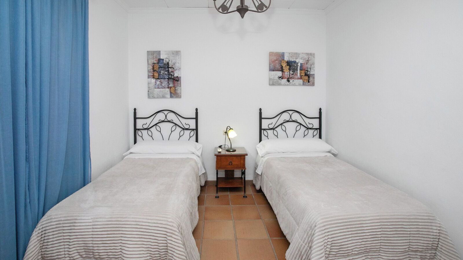 6 slaapkamers, een strijkplank/strijkijzer, reisbedje, wifi