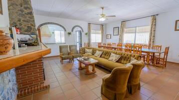 Een televisie, een open haard en een dvd-speler