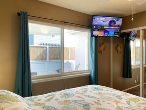 4 bedrooms, desk, iron/ironing board, travel cot