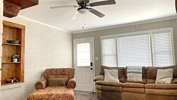 Smart TV, fireplace, books, offices