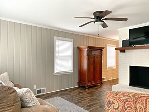 TV connectée, cheminée, livres, espaces bureaux