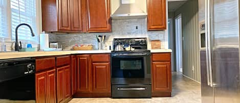 Frigorífico, microondas, horno y placa de cocina