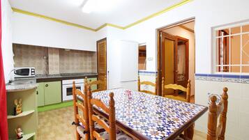 Een koelkast, een microgolfoven, een oven