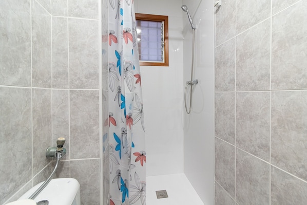 Bathtub, hair dryer, towels
