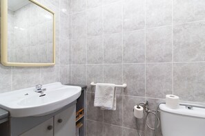 Bathtub, hair dryer, towels