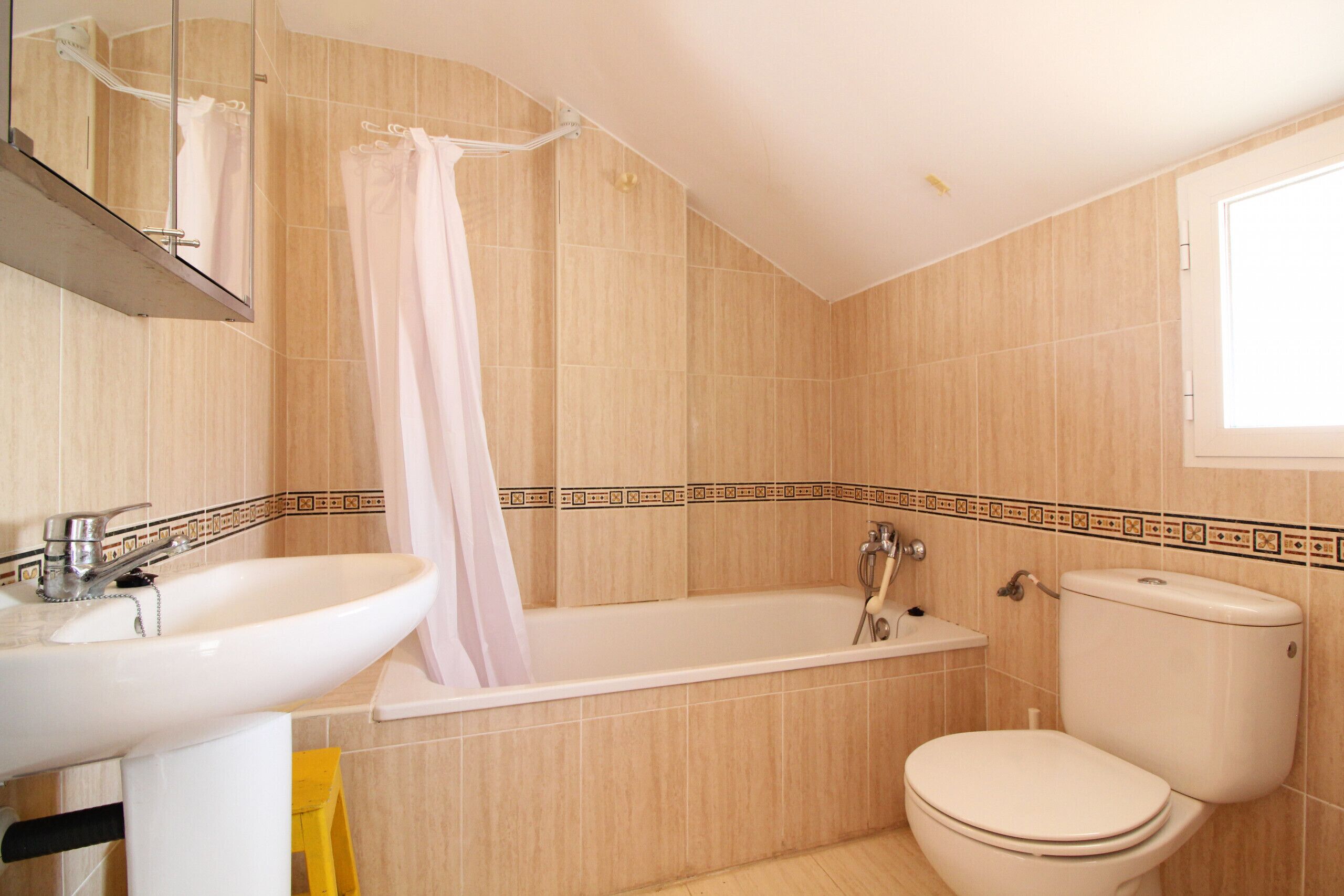 Bathtub, towels