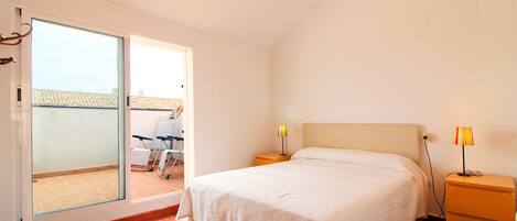 3 bedrooms, iron/ironing board, bed sheets