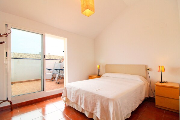 3 bedrooms, iron/ironing board, bed sheets