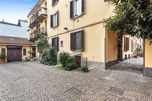 Exterior - Bright 60sqm apartment on the fourth floor of a railing building with lift (but with a flight of stairs at the entrance). The accommodation is located in an exceptional position, at the Darsena and Navigli area, a pretty and strategic district in the sem (Milano)