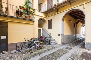 Property grounds - Bright 60sqm apartment on the fourth floor of a railing building with lift (but with a flight of stairs at the entrance). The accommodation is located in an exceptional position, at the Darsena and Navigli area, a pretty and strategic district in the sem (Milano)