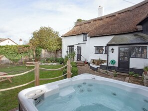 Outdoor spa tub - 6 bedroom accommodation in Kingsteignton, near Newton Abbot (Kingsteignton, near Newton Abbot)