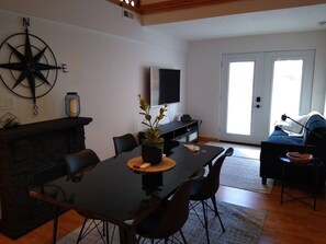 TV, fireplace, Netflix, streaming services - Great house, sleeps 9 with patio.  Walk to the lake, restaurants and groceries. (Lakeview)