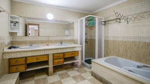 Ducha, secador de pelo, toallas