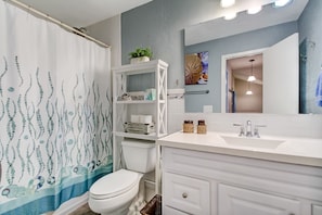 Ensemble baignoire-douche, serviettes fournies