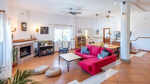 TV, fireplace - Villa el Cerrillo Málaga - Churriana by Ruralidays (Málaga)