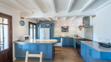 Een koelkast, een magnetron, een oven, een kookplaat