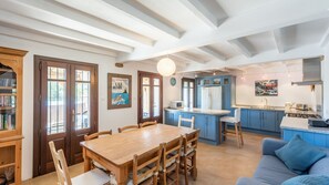 Fridge, microwave, oven, stovetop - Casa La Torre de Piedra Cañada del Real Tesoro by Ruralidays (Málaga)