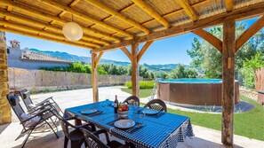 Outdoor dining - Casa La Torre de Piedra Cañada del Real Tesoro by Ruralidays (Málaga)