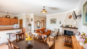 TV, fireplace - La Era del Quinto Álora by Ruralidays (Málaga)