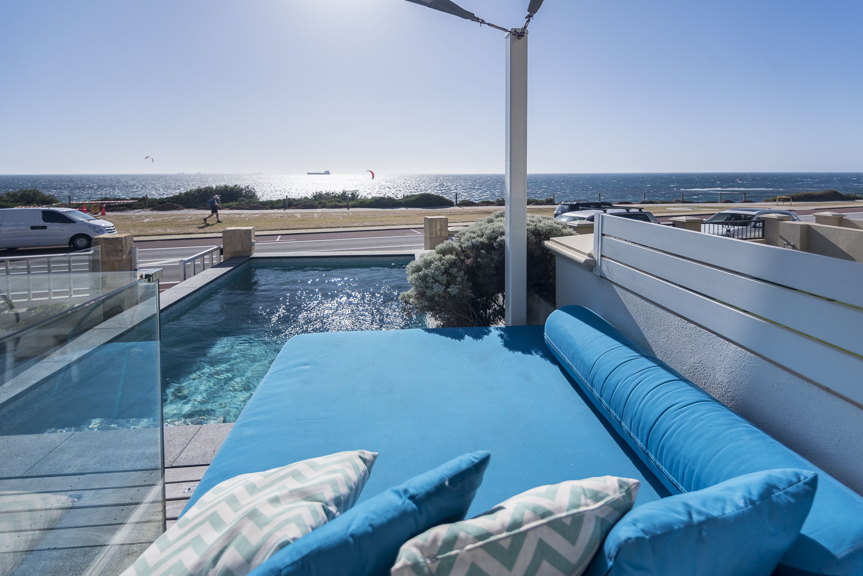 Cottesloe Beach House - Beach front with amazing views and pool