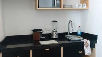 Réfrigérateur, micro-ondes, plaque de cuisson, cafetiÚre/bouilloire