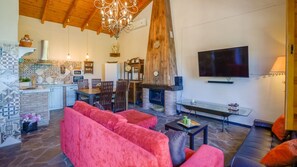 Televisión, chimenea y estéreo 