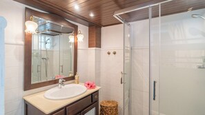 Shower, hair dryer, towels - Rural Malaga Spa Cártama by Ruralidays (Málaga)