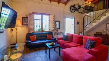 Fernseher, Kamin, Stereoanlage