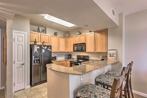 Fridge, microwave, stovetop, dishwasher - Destin Condo w/ Amenities & Pool < 1/2 Mi to Beach (Destin)