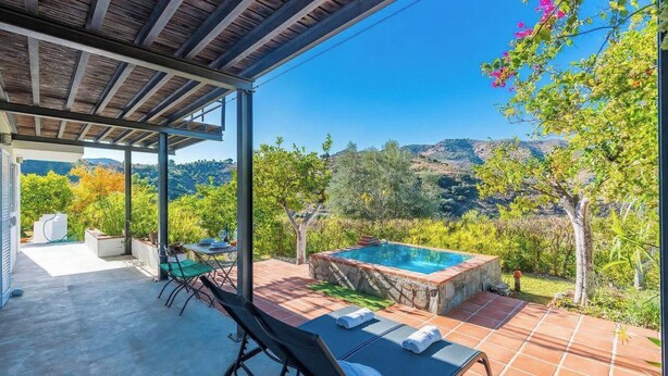 A covered outdoor area with a pool, seating, and a view of the hills. - Casa Ami Guaro by Ruralidays (Málaga)