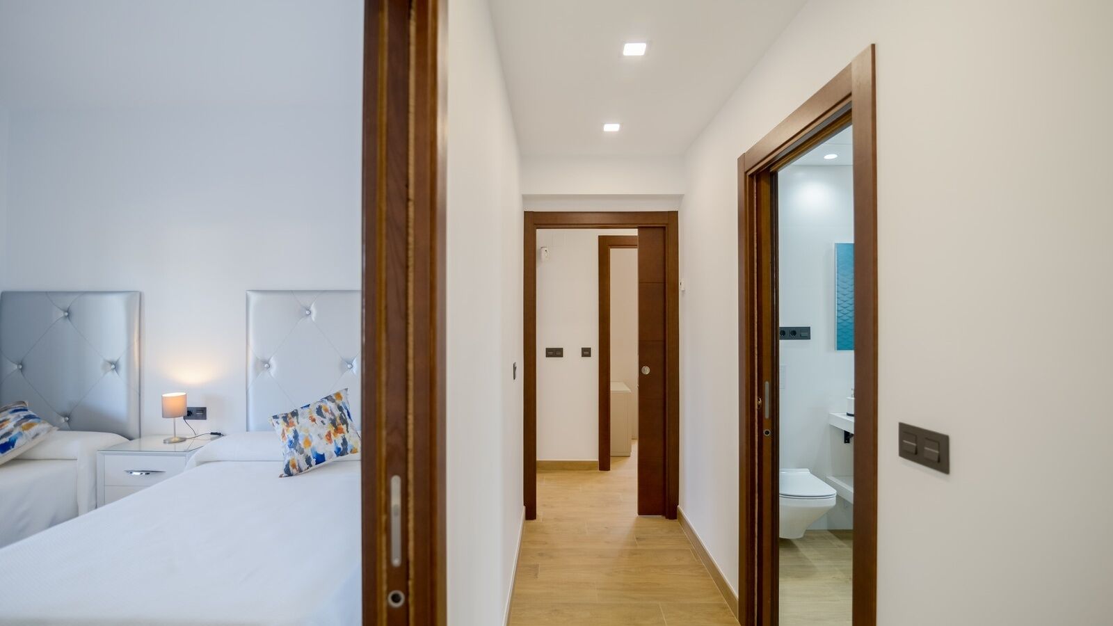 7 habitaciones, tabla de planchar con plancha, cuna de viaje y wifi 