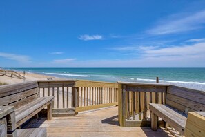 Accommodatie ligt op het strand, ligstoelen, strandlakens