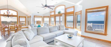 Een smart-tv, tafelvoetbal, boeken en een stereo