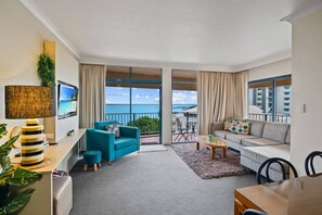 TV, Netflix, streaming services - Rustic Sunset Horizon: Oceanview ~ Balcony Dining (Darwin City)