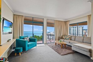 TV, Netflix, streaming services - Rustic Sunset Horizon: Oceanview ~ Balcony Dining (Darwin City)