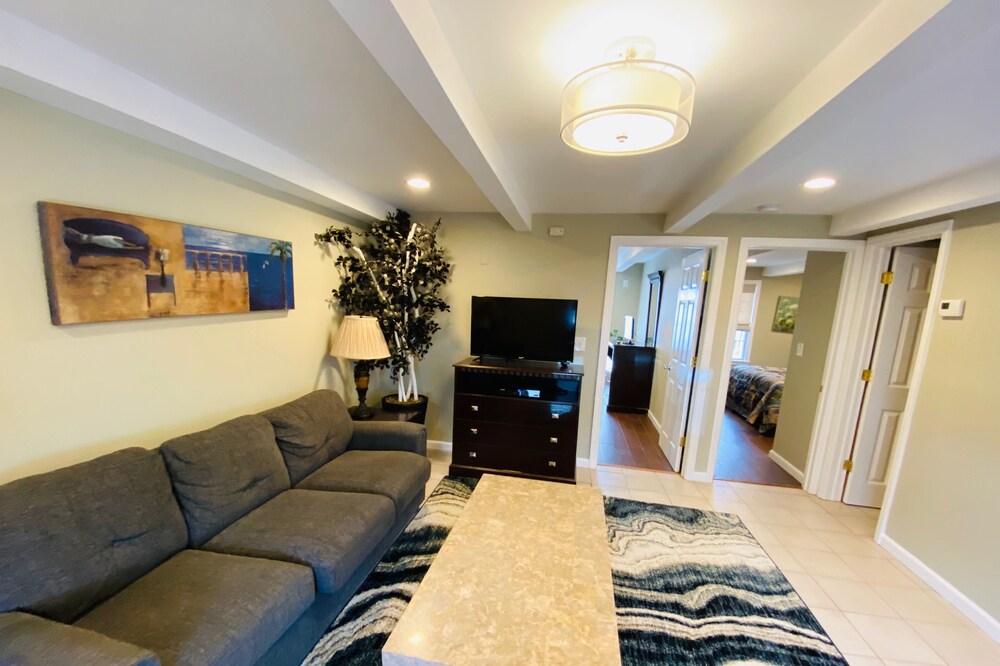 2 BR Beach Suite 6, 2nd floor, Pool Access. Sleeps 6. Off season/ summer rental