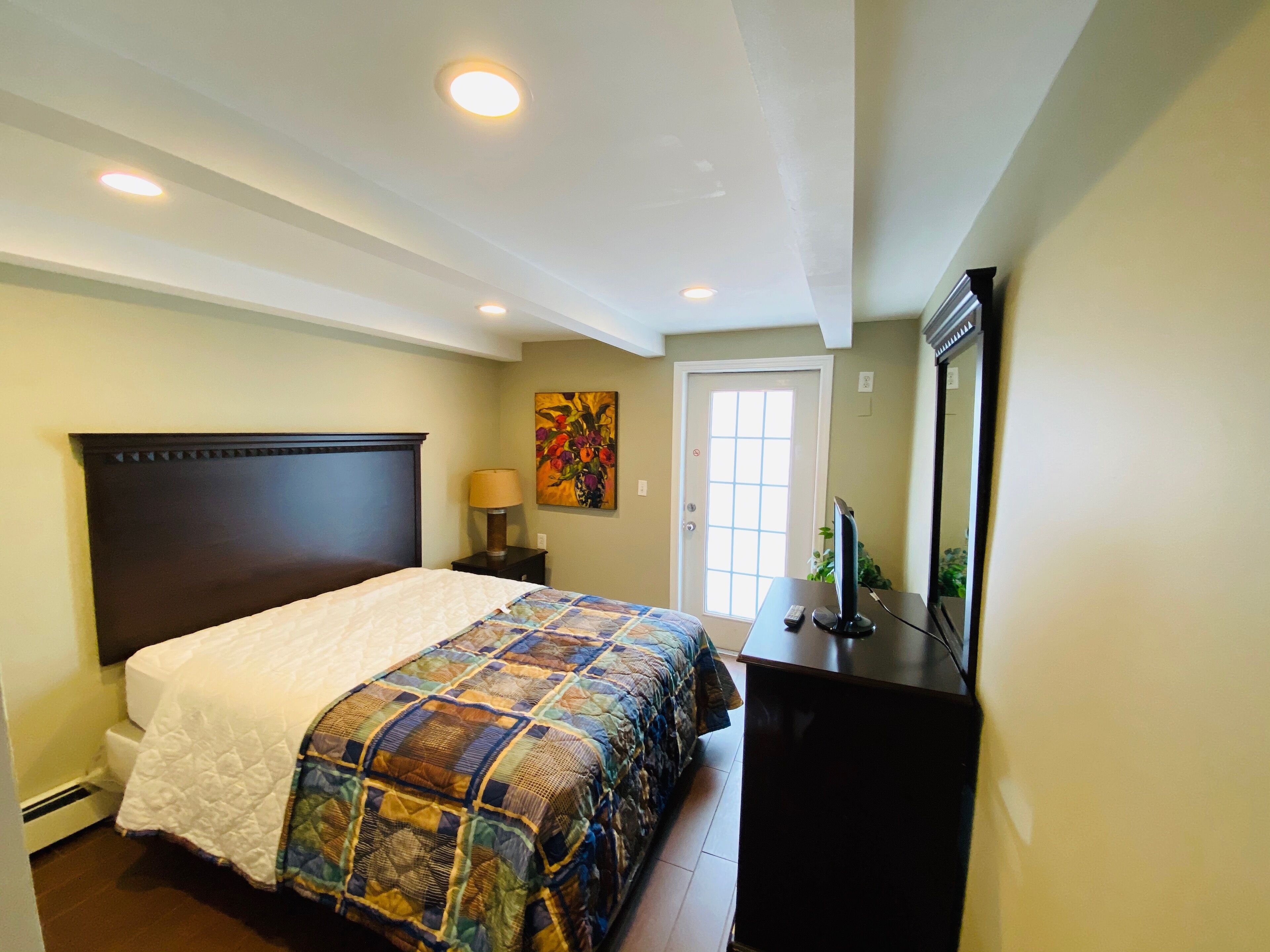 2 BR Beach Suite 6, 2nd floor, Pool Access. Sleeps 6. Off season/ summer rental