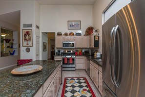 Køleskab, mikrobølgeovn, ovn, kogeplade