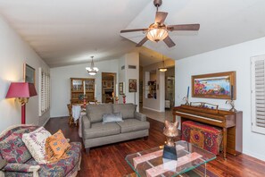 Tv, pejs, dvd-afspiller, bøger