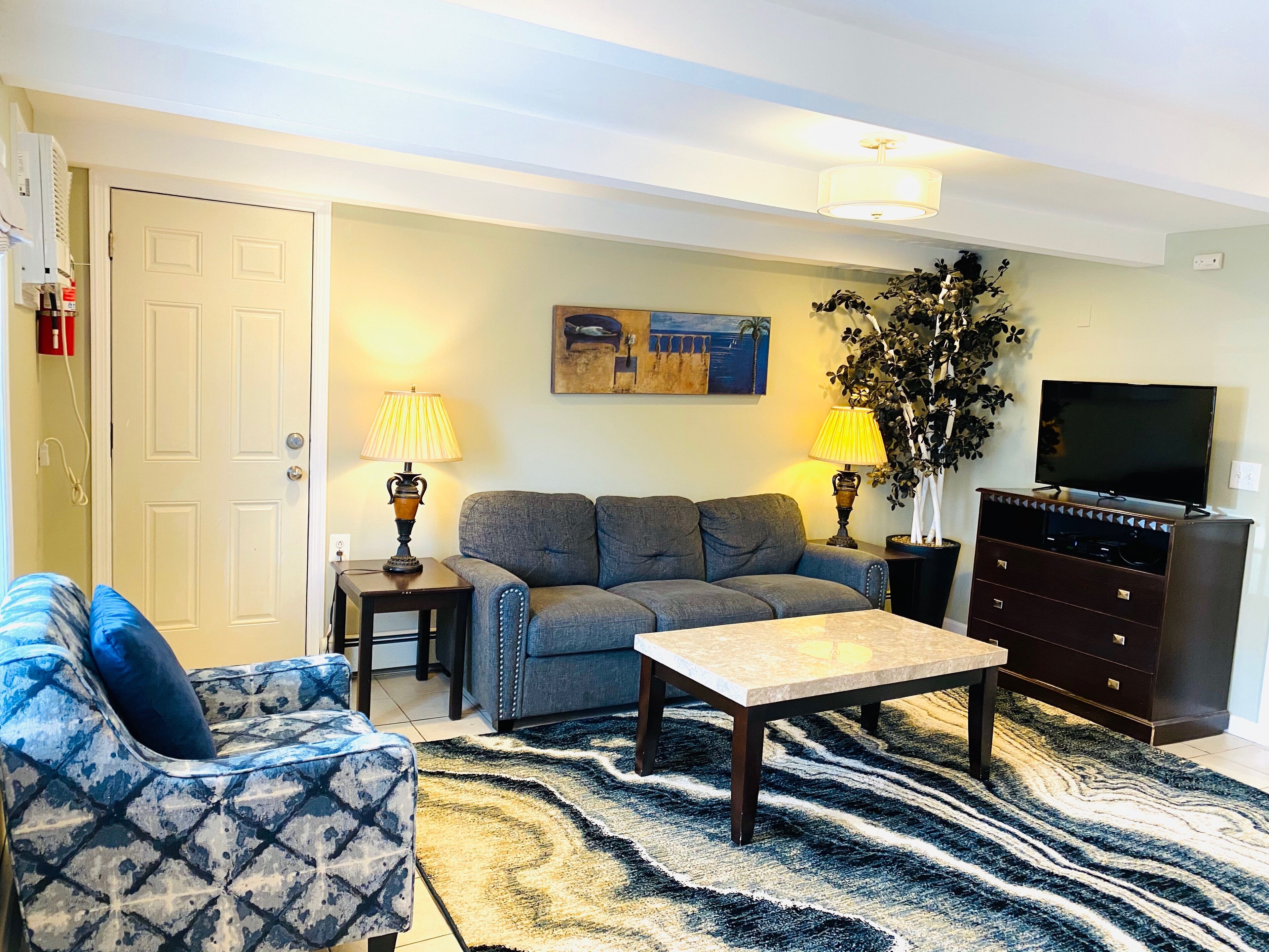 2 BR Beach Suite 7, 2nd Floor, Kit, Living Room, Two Pools, Summer
