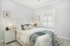 2 bedrooms, iron/ironing board, WiFi, bed sheets - Mosman - BALO1 - The Esplanade - Stylish 2BR Beachfront Apartment Steps from Balmoral Sand (Sydney)